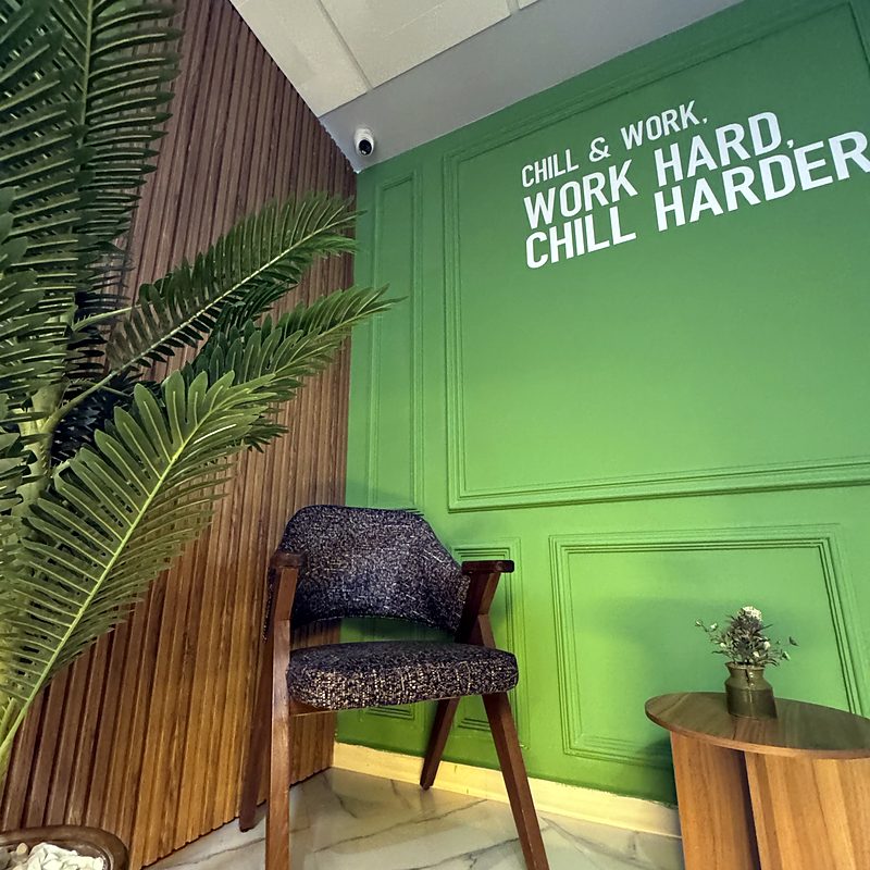 Le mur vert Work Hard, Chill Harder