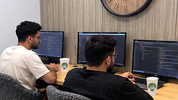 Deux coworkers au travail dans l'open space