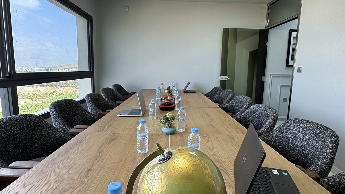 Salle de réunion avec grande table et vue dégagée